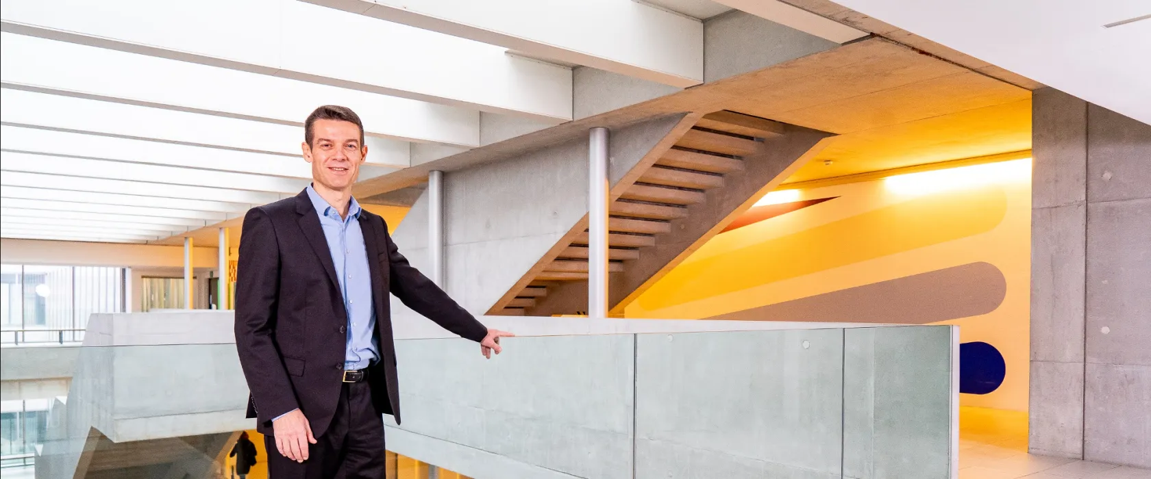Andrea fosfuri all'interno del building di via Roentgen
